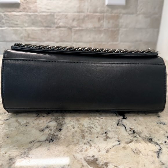 Flora & Co EUC Black Chevron Shoulder/Crossbody Bag w/Chain Detail - Picture 7 of 10